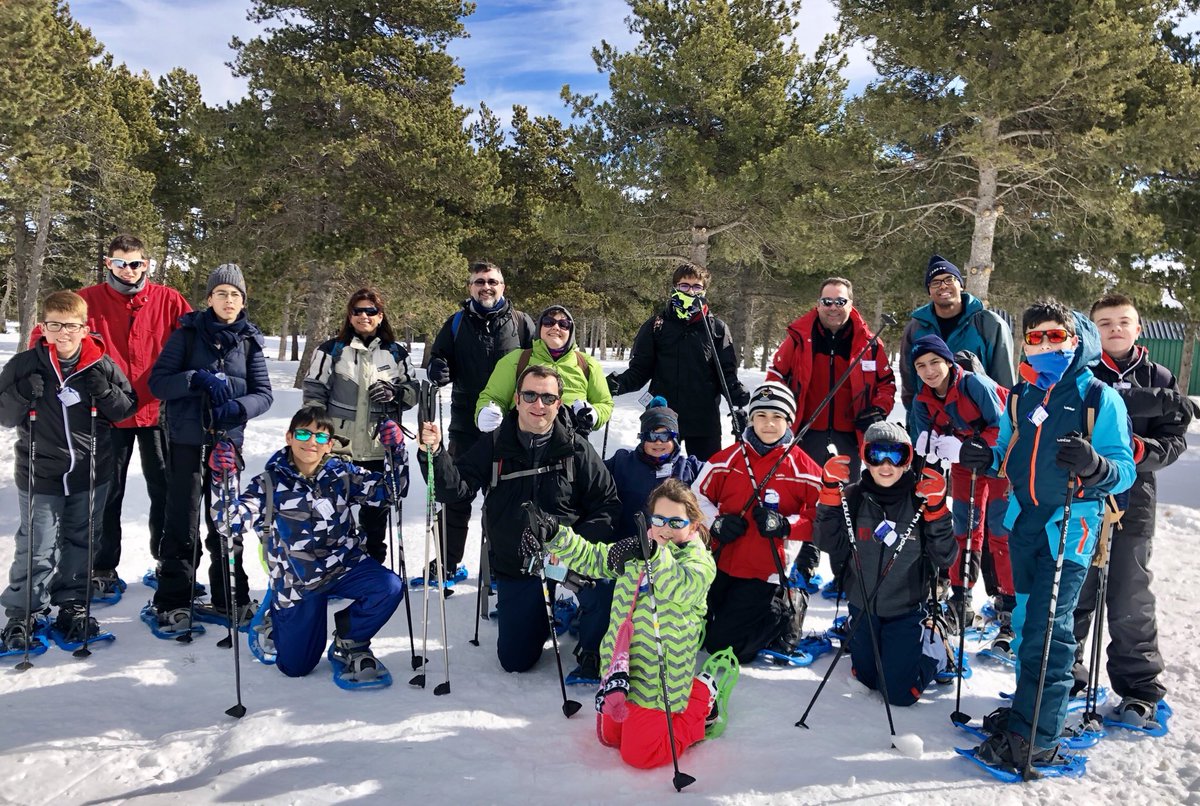 ClubNargo's tweet photo. Un dia a la neu, gaudint d'una #raquetada per la Cerdanya amb famílies i monitors de Nargó #QuedaPoc #ÚltimaPujada
#EnjoyNargó 😀❄️🔆🔝 https://t.co/LkFj67PZdD
