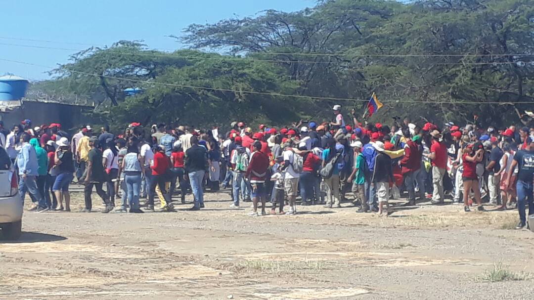 DPDFalcon_'s tweet image. #18Feb | Con actos culturales conmemoran la Siembra de Ali Primera en la marcha #ClavelesRojos @DPDPrevencion