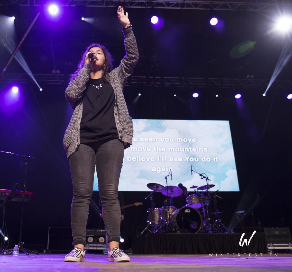 NEWinterfest's tweet photo. “I can not run away from your unfailing love” 
—
So thankful for @kayleeanderica for their dedication and faithfulness in leading us into worship every night. 
Haven’t they been awesome? Go follow their page and check out their stuff! You won’t regret I️t! 

#newf18 https://t.co/1icUBDrZ2f