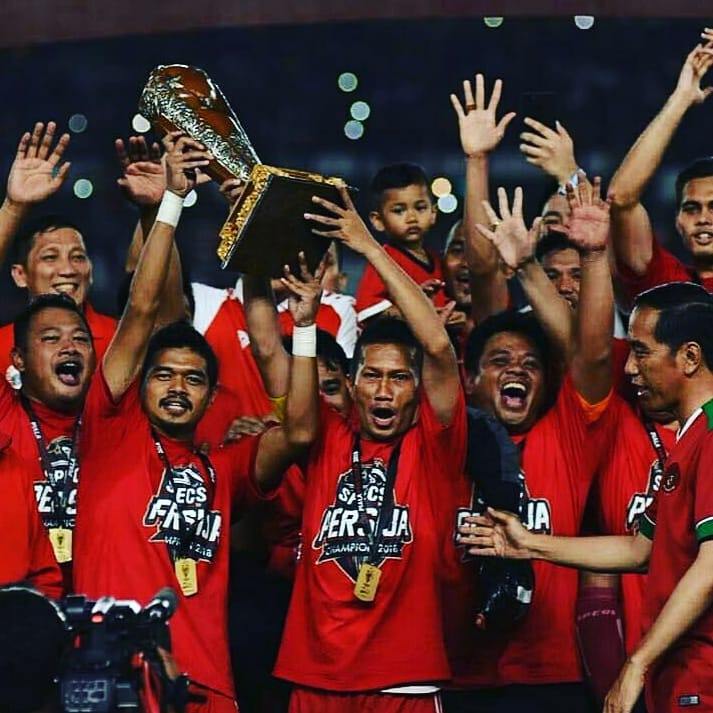 akmalmarhali's tweet photo. Saat prosesi penobatan @Persija_Jkt juara #PialaPresiden2018 banyak politisi yang memanfaatkan panggung. Sementara kerja keras pelaku utama sepakbola terlupakan. Perbincangan pun kini lebih rame dg atraksi politik dibanding membangun sepakbolanya ke arah prestasi #BolaKita https://t.co/YbOcq9OBUO