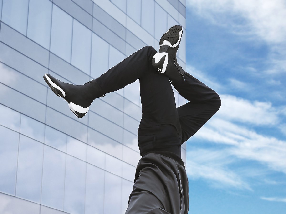giuseppezanotti's tweet photo. Kick it. For men, the LIGHT JUMP HT1, an ergonomically designed, split-sole high-top. #JoinTheJump #LightJump https://t.co/d9e8YugcYj https://t.co/JHvXrpsN6U