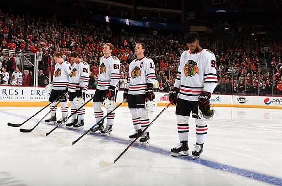 чикаго команда нхл. чикаго хоккейный. хоккейная команда blackhawks. джонатан тэйвз хоккеист. чикаго блэкхокс.