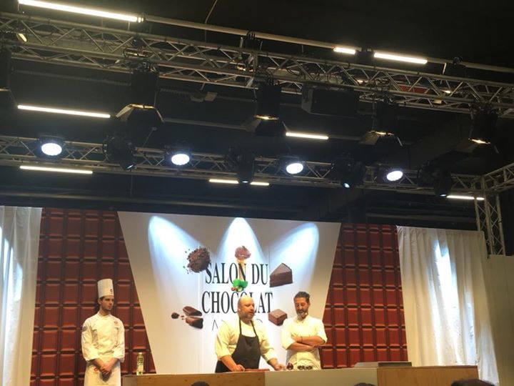 Lorenzo Lavezzari e Paolo Maschino hanno preparato, per il Salon du Chocolat, un gianduiotto con ‘nduja e cipolla di Tropea. Voi lo avete assaggiato? Che ne pensate? #salonmi2018 #ilovechocolate #cioccolato #nduja #cipolladitropea #fuudly