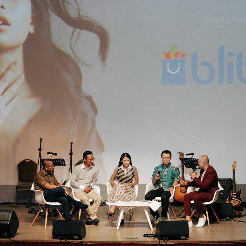 TrinityOptimaP's tweet photo. #TOPACTIVITY
keseruan press conference sampai showcase dalam launching album terbaru @maudyayunda 🎊🎊
-
Dan album 'OXYGEN' sudah bisa kamu beli di semua otlet - otlet @gramediadotcom di kota mu ❤😆
.
.
#MaudyAyunda #OxygenTheAlbum #Gramedia https://t.co/3gpwbl60VE
