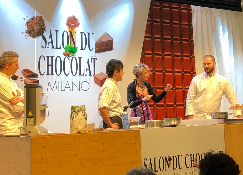 Sul #PalcoCentrale del #salonmi2018 lo showcooking del PastryChef Kim Kyunjoon, alunno di <a href="/ComaschiDavide/">Davide Comaschi</a> e dal ristorante stellato “Da Vittorio”