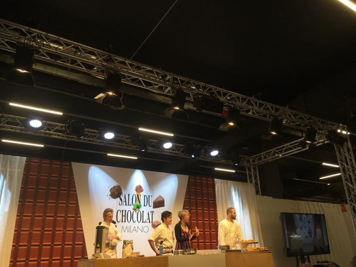 Per l’ultimo showcooking del Salon du Chocolat, il pastry chef coreano Kim Kyunjoon del ristorante da Vittorio, allievo di Davide Comaschi, prepara insieme allo chef Paolo Rota un choco punch. #salonmi2018 #cioccol #ilovechocolate #punch Da Vittorio Ristorante