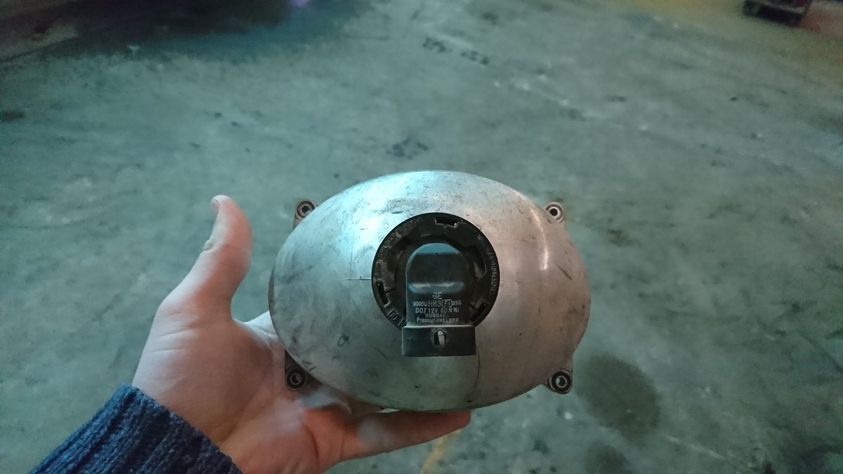 Anyone out there looking for John Deere Speaker halogen lights fof their equipment? Have 10 of the exterior mount and 4 hood mount. Believe they fit 20 and 30 series?