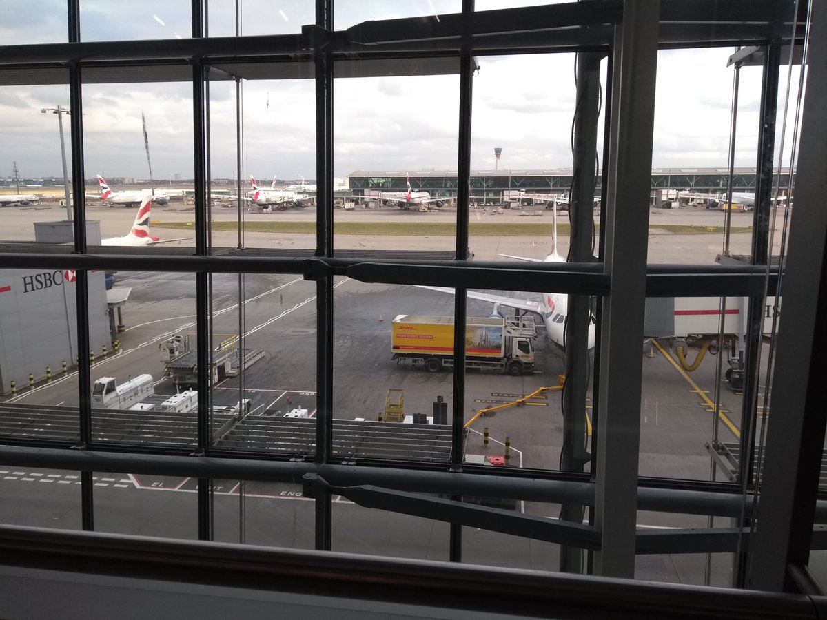 MRtravelgoose's tweet photo. Here we are again! @HeathrowAirport #sundaycommute #planespotting https://t.co/YsJ1WAvifK