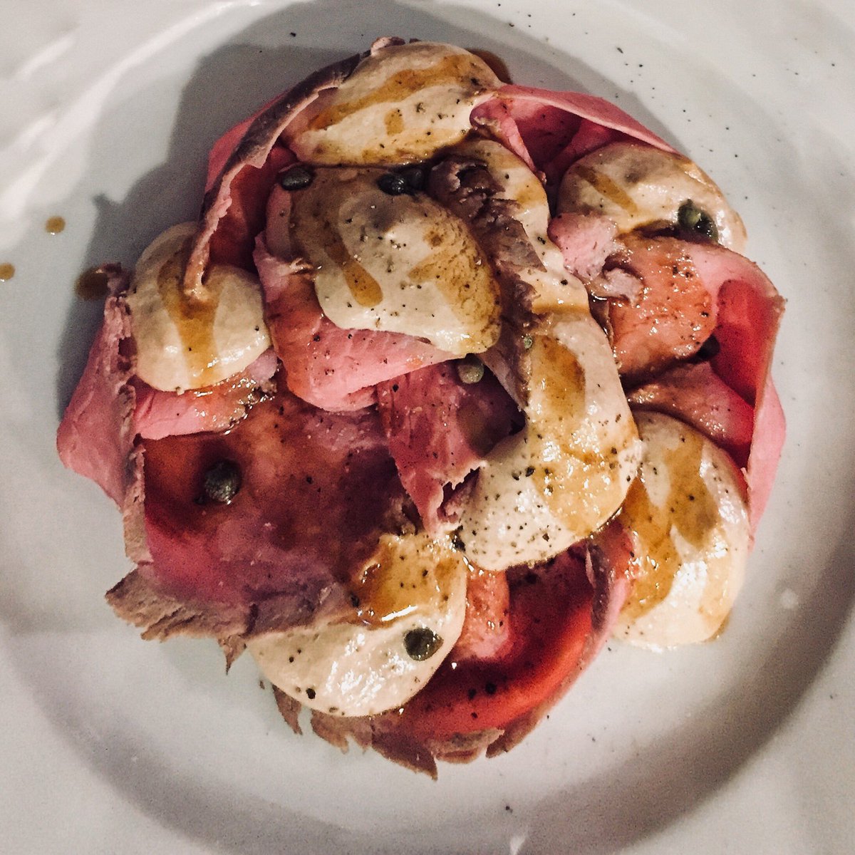 Vitello cotto a bassa temperatura, spuma di salsa tonnata al sifone, capperi e qualche piccolo ingrediente segreto 🐂

E tutti gli orsi si misero in fila per un piatto di vitello tonnato 🐻

#trippa #milano #vitello #tonnato #hungrybear <a href="/trippamilano/">TrippaMilano</a> ❤️