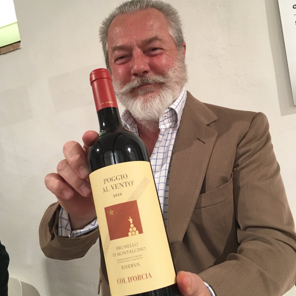 Conte @francescomaronecinzano perfectly reflects his wines from @coldorcia ... fascinating, elegant, austere and reassuring ... #poggioalvento has always been one of the most beautiful sip among #brunellodimontalcinoriserva! 
vino.tv/it/benvenuto-b…
#benvenutobrunello #brunello