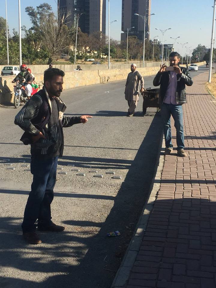 ayzkhn1's tweet photo. Comrades of Progressive Youth Alliance in #Islamabad protesting against Police brutality on the students in #Quetta
#PYA
#ReconductBMCTest https://t.co/QCDU9N3Cfg