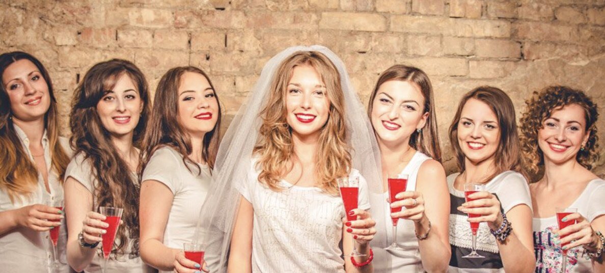 SHE SAID YESSS 💍 |Vier je vrijgezellen feest samen met je beste vriendinnen/bruidsmeisjes in de @beautytruckhelemaalmooii voor leuke tips and trics voor de grote dag💄💅🏻
beautytruckhelemaalmooii #wedding #vrijgezellenfeest #girlsparty #makeup #champagne #glamour #trouwen #fun