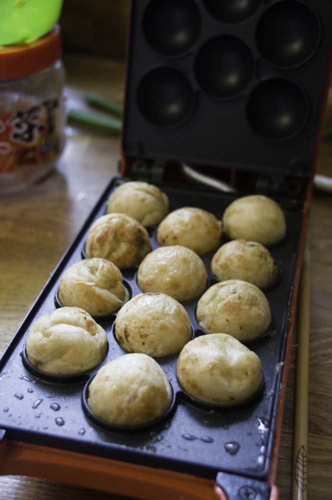 jmxmb's tweet photo. 日本ではたこ焼き機でベビーカステラを作るのが流行っていると聞き、逆に私はこちらで手に入るベビーカステラ機を購入し今たこ焼きの練習をしています。
だいぶ上手になってきた!!😊

フタを閉めれば丸く出来上がるので、意外に素人向き☆

#cakepopmaker #タコ焼き #海外でたこ焼き https://t.co/Ag28dQhFZy