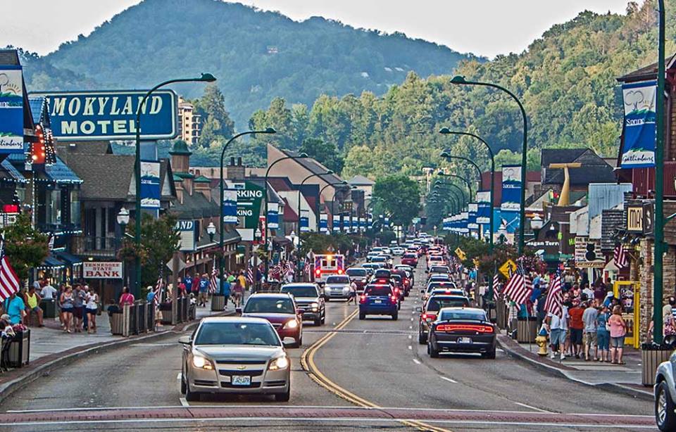threejimmys's tweet photo. Folks visiting #Gatlinburg, to find us from the downtown area please make a right onto E. Parkway ( Route 321 NORTH ) and we are on the corner of 1359 E Parkway &amp; #Glades Road, Gatlinburg, TN 37738-5647 ( 865 ) 325-1210 https://t.co/N5Ukf6cdwd