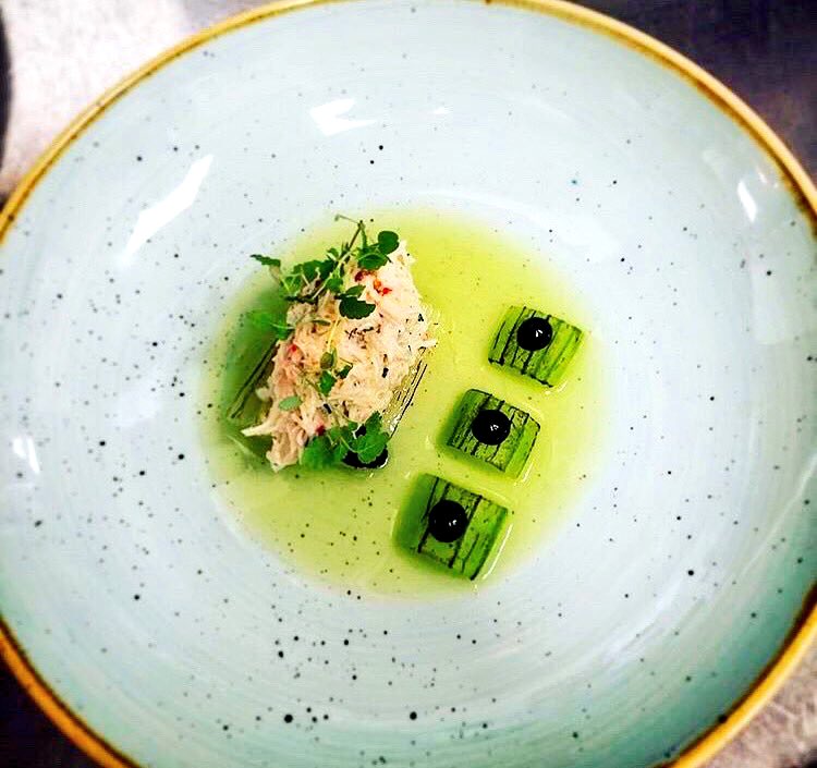 eannahassett's tweet photo. @StephenFerris91 @FoodNIHour @StevieHigginson @anglersbenone @eating_ideas @CRedmondNI @Dizzy_Daphne @StGeorgesMarket @rowney_andy @Robuchon1 Clean &amp; Simple... Lambay Crab, Elderflower Compressed Cucumber, Charred Leek, Apple Consommé, Liquorice Gel #rateyourplate #IrishFood https://t.co/2DzrHvo12Q