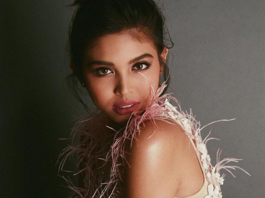 gmanetwork's tweet photo. Ang naging reaction ni Maine Mendoza nang makita ang kanyang 'Super Sireyna' lookalike. WATCH: https://t.co/SuixhctgG5 https://t.co/O7ylwdNnxC