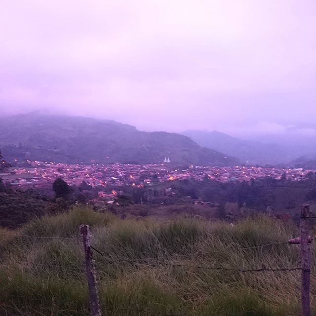 jardin_web's tweet photo. Jardín antioquia 6 am.  Foto desde la,vereda salada
#jardinantioquia #amanecer#guayacanes #natural https://t.co/ICEnac4LuE https://t.co/tn0WWbH5tq