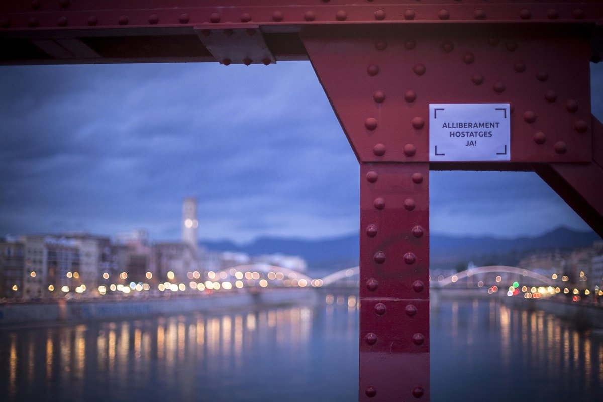 JMTibau's tweet photo. 1.
.
🤔 Heu vist aquesta notícia? «Presa d’hostatges a Tortosa. La notícia corre per la ciutat i les Terres de l’Ebre, i esdevé un fenomen social que tothom segueix amb avidesa» #setdesang @llibresebrencs https://t.co/xIuiMUa4Xe