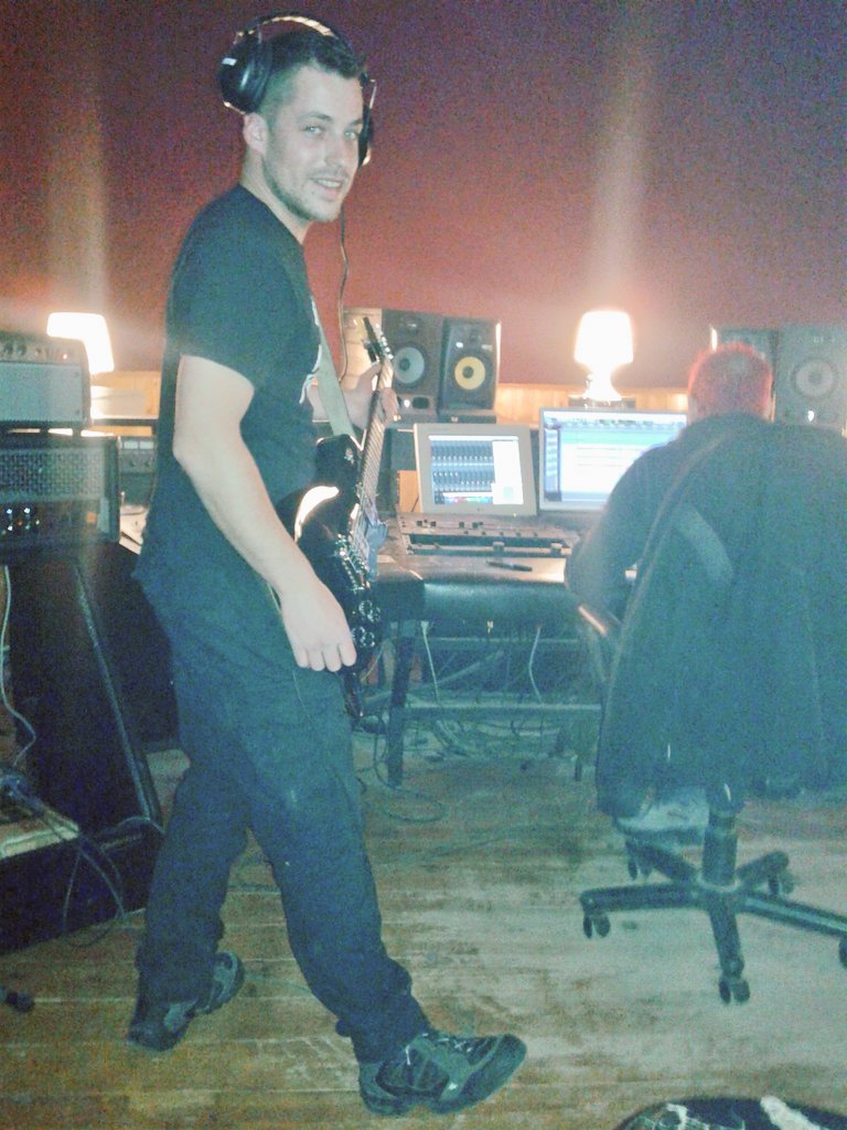 [D18]
Grabando guitarras en Sónica Studios con Óscar...AKASKOPORRO😱