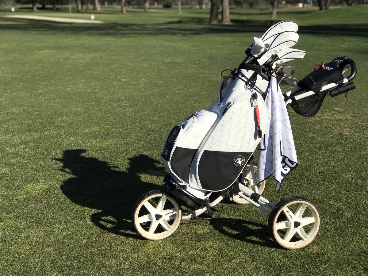 GolfspyDave's tweet photo. The @MyGolfSpy Arctic Fox kit hits the grass. #golf #fancybag my https://t.co/r6QdpxEV3p