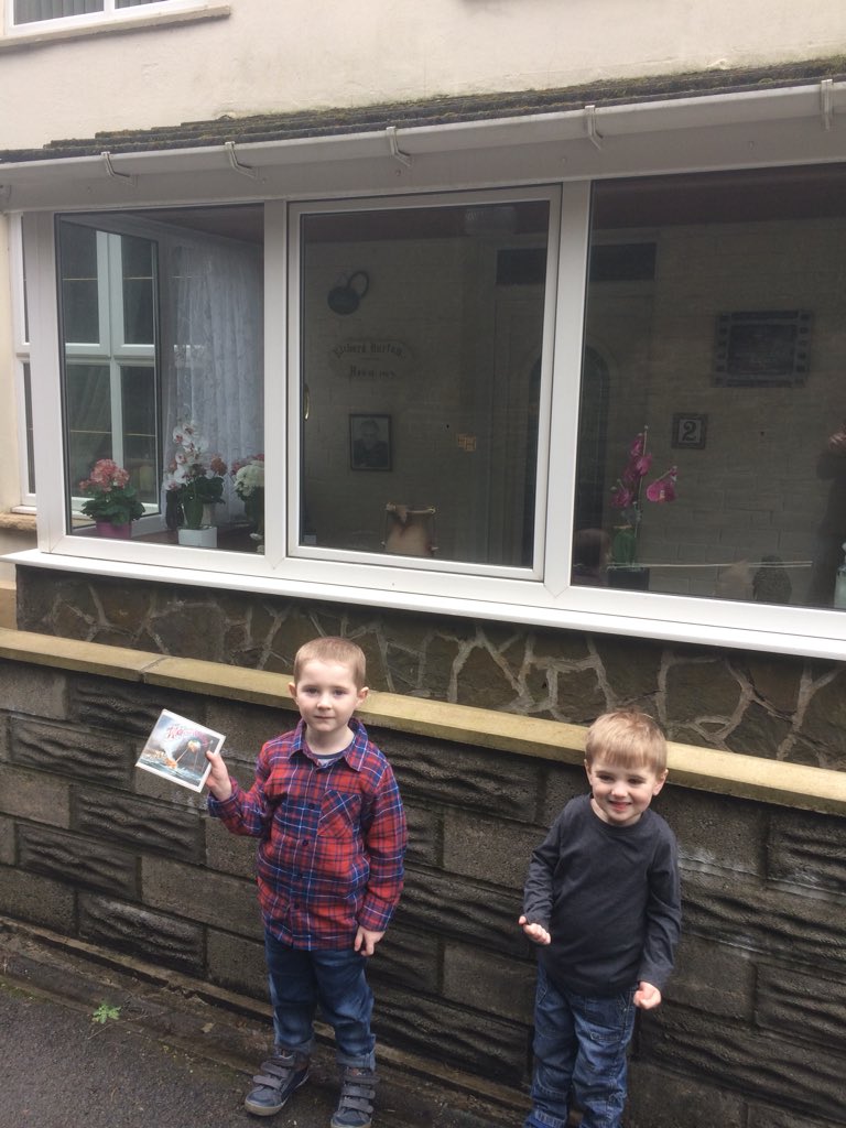 Ben_Gunn's tweet photo. A couple of War of the Worlds loving monkeys so a detour to the birthplace of Richard Burton was in order.
Looking forward to the show in Cardiff in December @AnnaMarieWayne @JDonOfficial
#WOTW
#Pontrhydyfen
#Oolah https://t.co/r2Od6HnAJs
