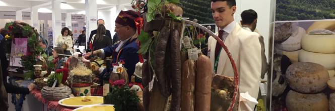 GruppoVege's tweet photo. I turisti stranieri in #Italia spendono un terzo nel #cibo.
https://t.co/wR18QjAAx7 #Turistlife #madeinitaly https://t.co/7ZDmazyMa5