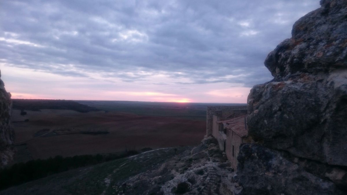 Atardece en Urueña <a href="/meteosegovia/">Adrián Escobar</a> @meteomiraflores @tiempo_rtvcyl <a href="/Adricor_fer/">Adrián Cordero</a> #ComparteTuAtardecer