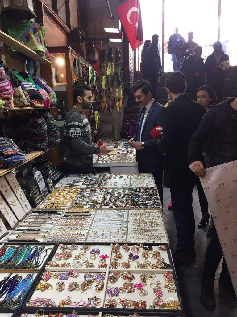 İYİ Gençlik, İYİ Parti Gaziantep Gençlik Kolları İl Başkanımız Uğur İBİLİ öncülüğünde Kafeler Caddesi, Baklavacılar ve Bakırcılar Çarşısı esnafını ziyaret etti. Yapılan ziyarette karanfil dağıtıldı, esnafın dertleri dinlendi ve İYİ Parti anlatıldı.