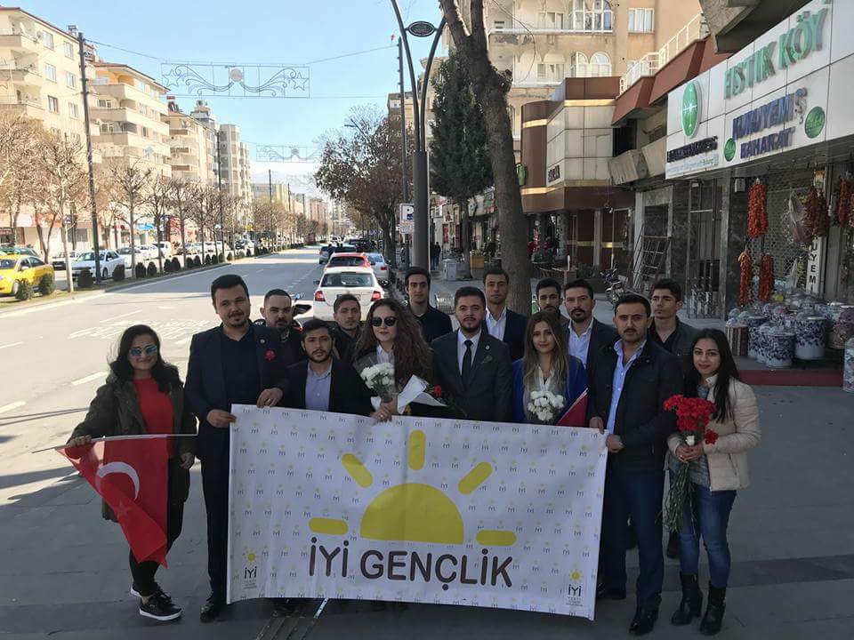 İYİ GENÇLİK Gaziantep İl Başkanlığı olarak bugün esnafımızın yanındaydık. Hayırlı işler bol kazançlar dileyip ellerini sıktık. Gaziantep'in dört bir yanına İYİ GENÇLİK olarak gideceğiz 🇹🇷