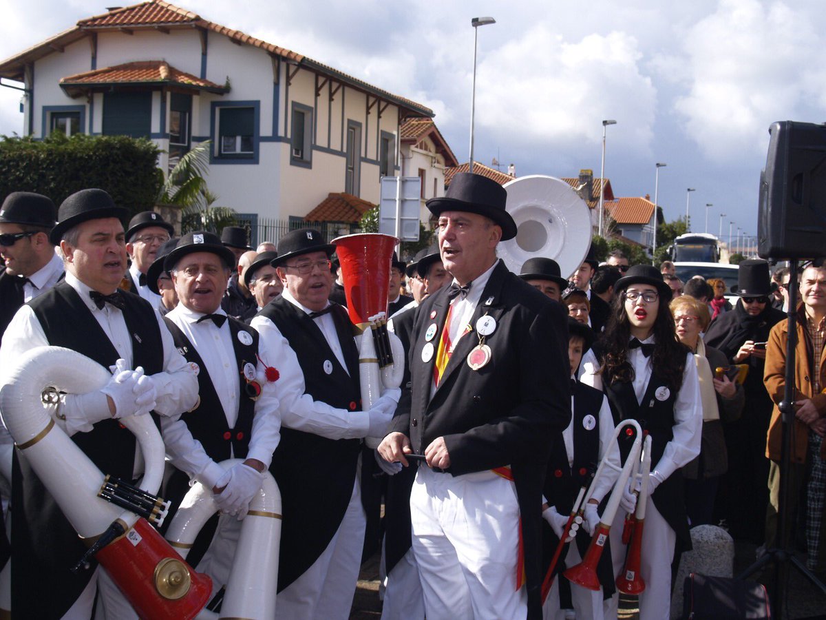 LosVinikis's tweet photo. Ayer se inauguró el monumento al carnaval en Santoña https://t.co/y8ftREGWoq