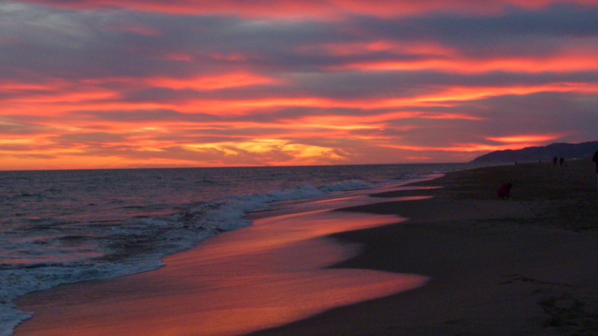 xavicabopapiol's tweet photo. @catexperience @bcnmoltmes @BCNinfosite #Posta rogenca , des de la Platja de #Gava. #RedSunset from #GavaBeach. #PostaMagica #MagicSunset. https://t.co/exhtPjX0ok