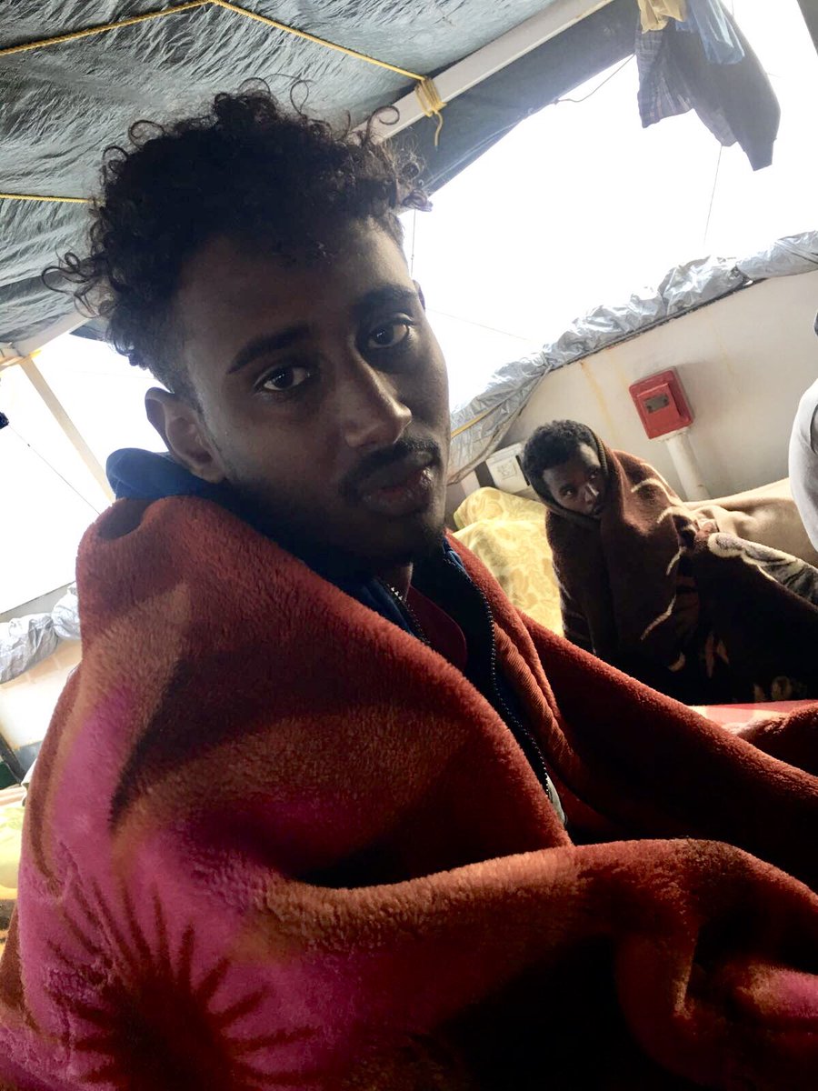 Difundid,compartid,no seamos cómplices de sus verdugos
Que nadie diga que no lo sabía. 
Que todo el mundo sepa que son personas q se juegan la vida huyendo.
Que sepan que podríamos ser nosotros.Que hoy son sus derechos alienados y pisoteados, pero mañana podrían ser los nuestros.