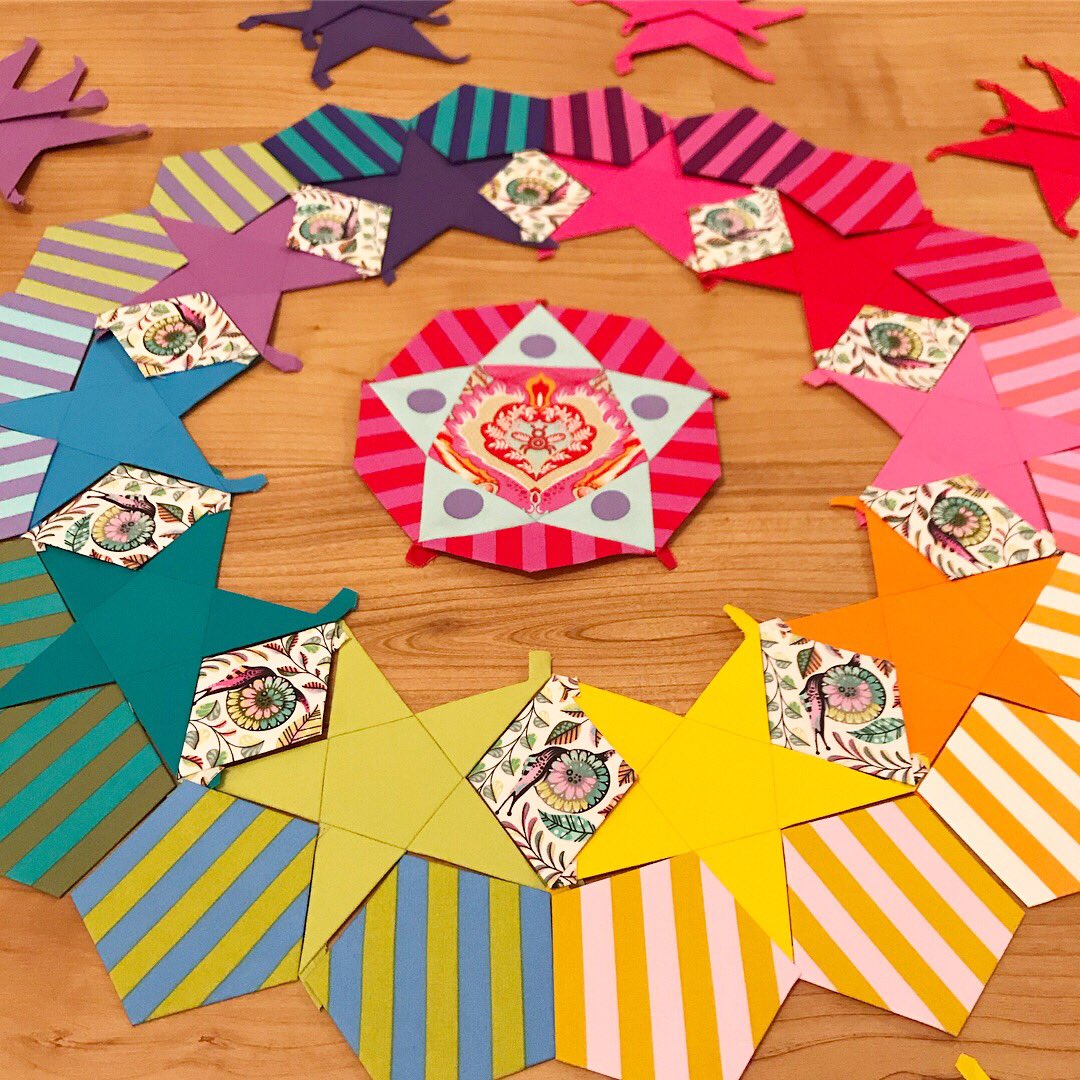 madewithmadness's tweet photo. @TulaPink @SimplySolids @aurifil @cloverusa @robertkaufman @SewlineOfficial #tulanova love how this is turning out...a few ideas for the inner round of pentagons but need to get my @DaylightCompany lightbox sorted first!! https://t.co/ErPwhsh4Eq