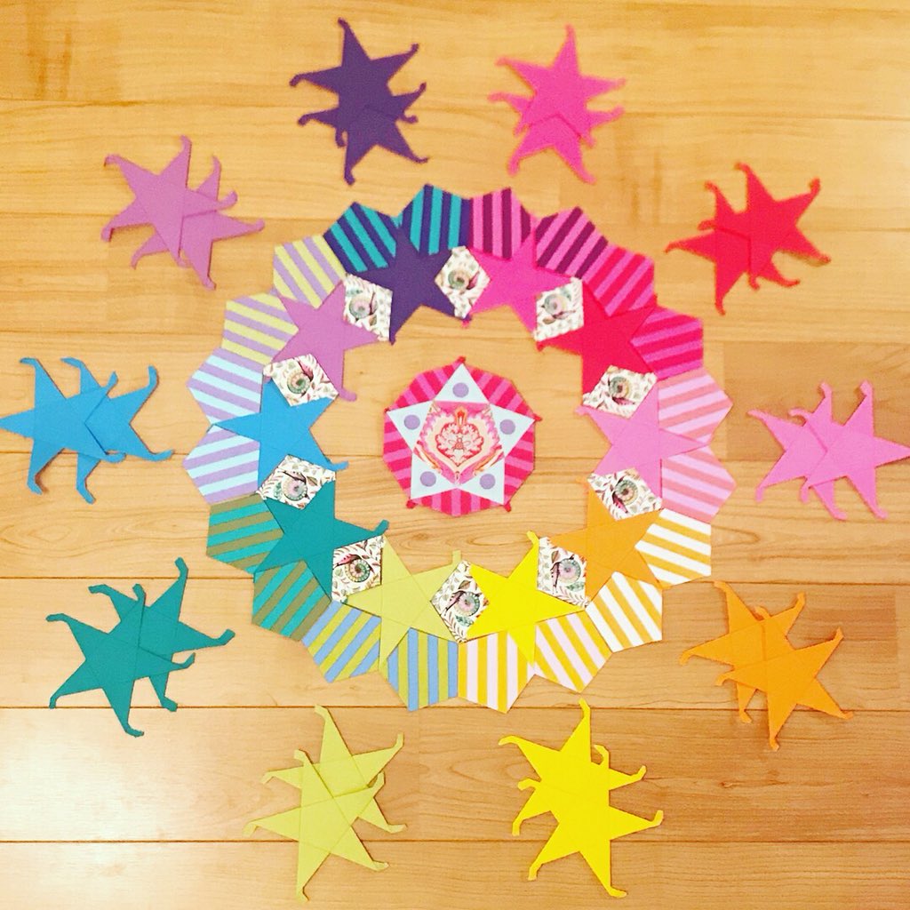 madewithmadness's tweet photo. @TulaPink @SimplySolids @aurifil @cloverusa @robertkaufman @SewlineOfficial #tulanova love how this is turning out...a few ideas for the inner round of pentagons but need to get my @DaylightCompany lightbox sorted first!! https://t.co/bqlVfi0A0S