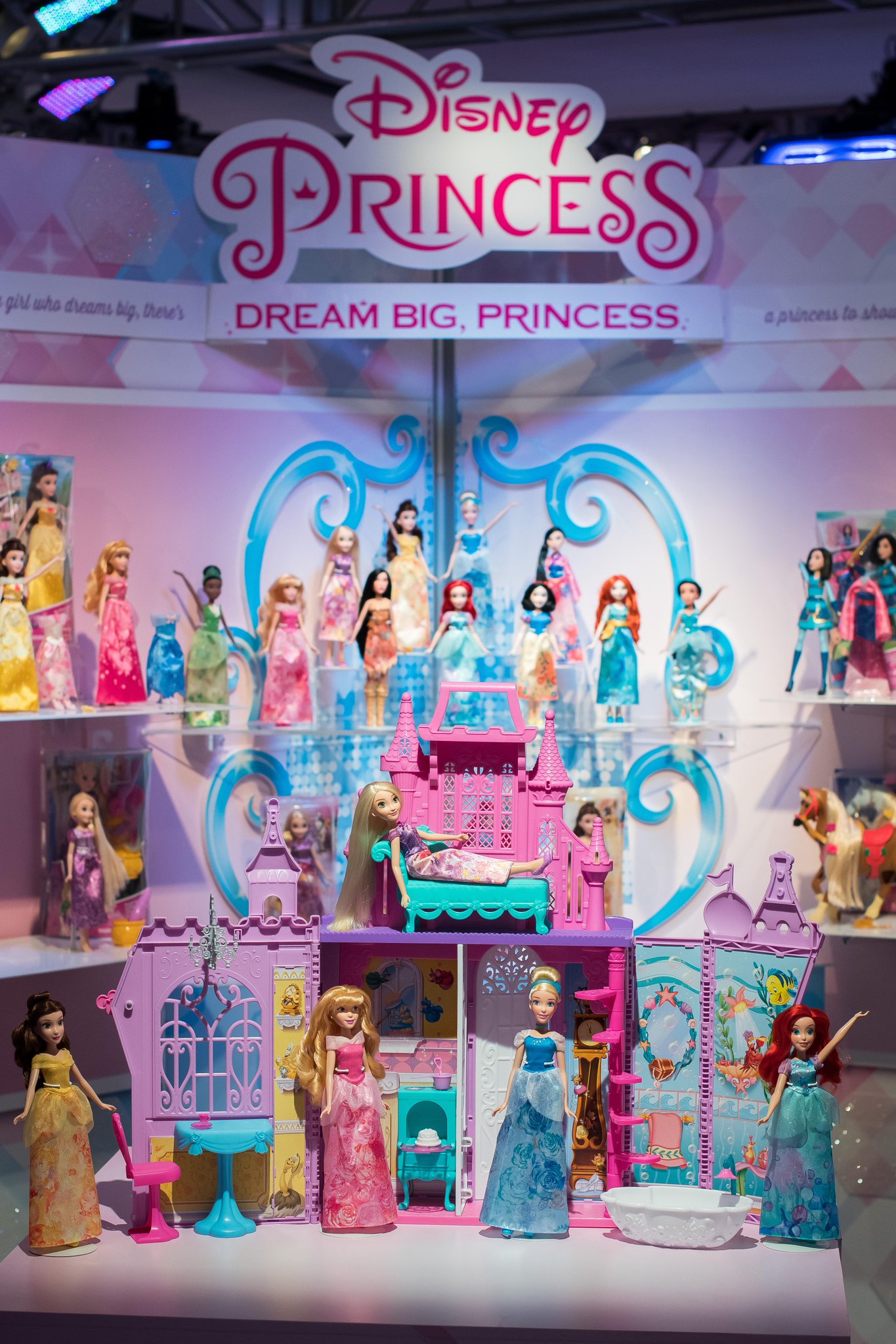 Hasbro on X Kids will love recreating magical moments from their favorite Disney stories with the Disney Princess Pop up Palace Playset. Avail. Fall 18 HasbroToyFair https t PApnsy6Nwd X
