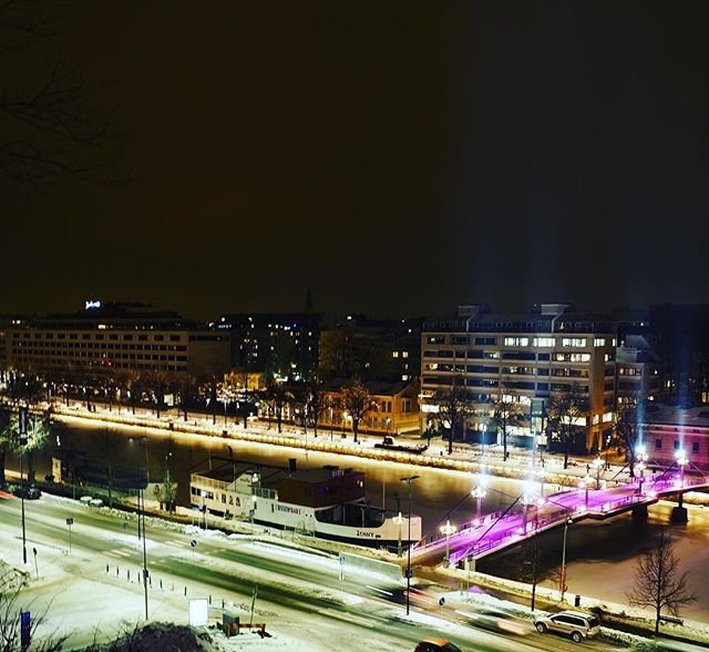 Love_Turku's tweet photo. Tält puolt jokkee o mukavat näköalat!🙂 #aurajoki #turku #visitturku #visitfinland #teatterisilta #aussiebar #jenny #love_turku #loveturku #nightphotography #lights #turkubynight : @soinisamuli https://t.co/jhP2IbBOfS