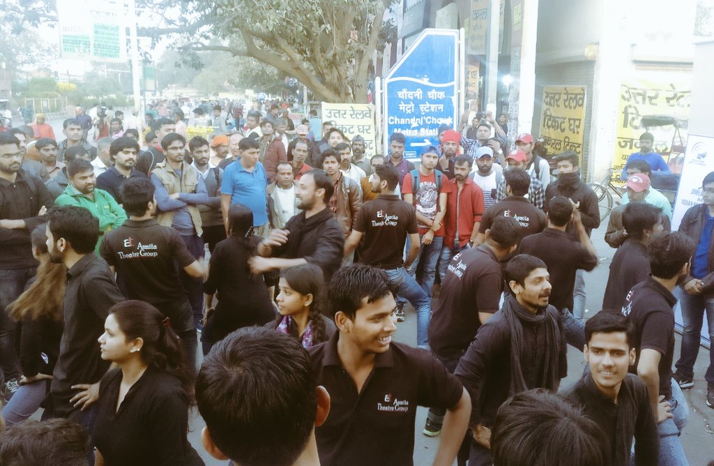 ankitalok786's tweet image. आज फिर @AsmitaTheatre ने दिल्ली के कई जगहों पर #DabariSabziMandi #DistrictCentre #DilliHaat  #ChandaniChock in front of #PublicLibrary और भी कई चौक-चौराहों पर #दस्तक और #HatkeBachke on #RoadSefty के नुक्कड़ नाटक किये।dir by-@ArvindGaur  
#Raperoko #NBT 
#DelhiTrafficPolice
