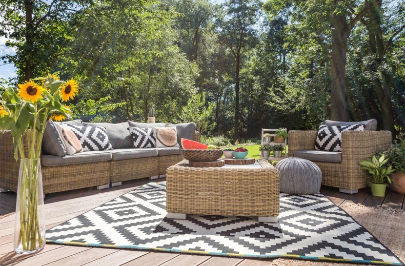 Met dat fijne zonnetje dit weekend kunnen we niet wachten om weer naar buiten te gaan. Ben jij je aan het oriënteren op een nieuw loungeset? Denk dan goed na over het materiaal: stripesandwalls.nl/loungeset-welk…