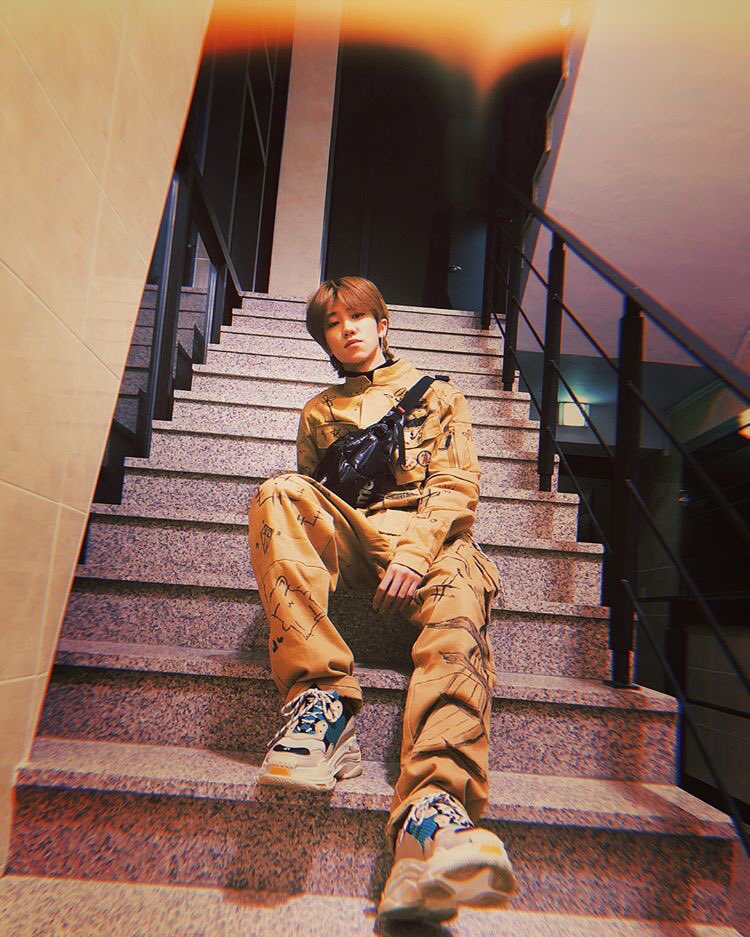 오늘 명호 입은 옷 세상에 하나 밖에 없는 세븐틴 에디션이잖아ㅜㅜㅜㅜㅜ 넘 예뻐😭😭😭 아프지말고 조심히 다녀와😍