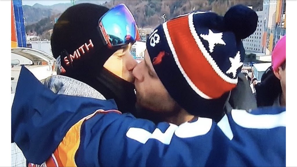 JattoniDallAsen's tweet photo. Lo sciatore freestyle #GusKenworthy bacia il fidanzato in diretta tv: “Ho fatto quello che a Sochi dopo l’argento non avevo avuto il coraggio di condividere. Sono i gesti che sconfiggono l'omofobia”.
#LoveWins #Olympics2018 #OlimpiadiInvernali https://t.co/U2DuRTR84U