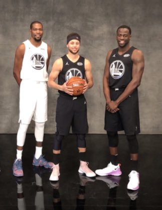 MickstapeShow's tweet photo. "Just stand normal guys" https://t.co/qJ1qXp2CqB