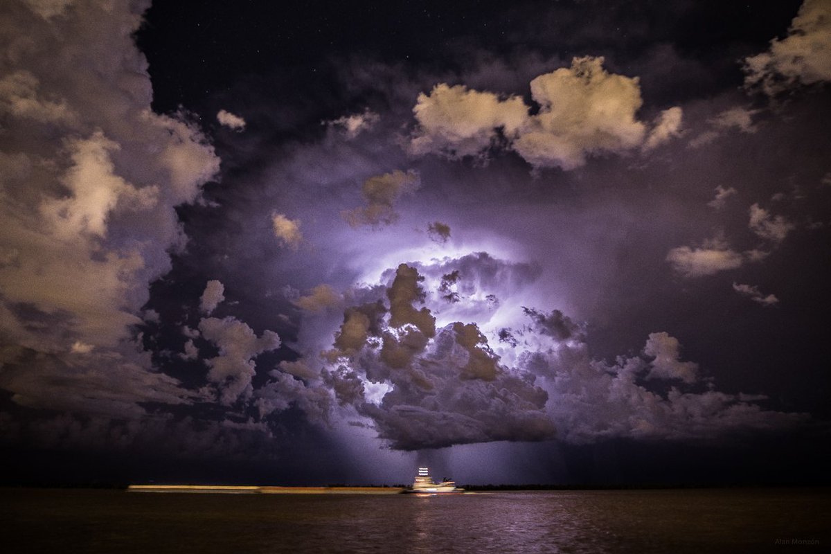 alanmonzon's tweet photo. La tormenta sobre el Río Paraná https://t.co/eFOmE022Wd