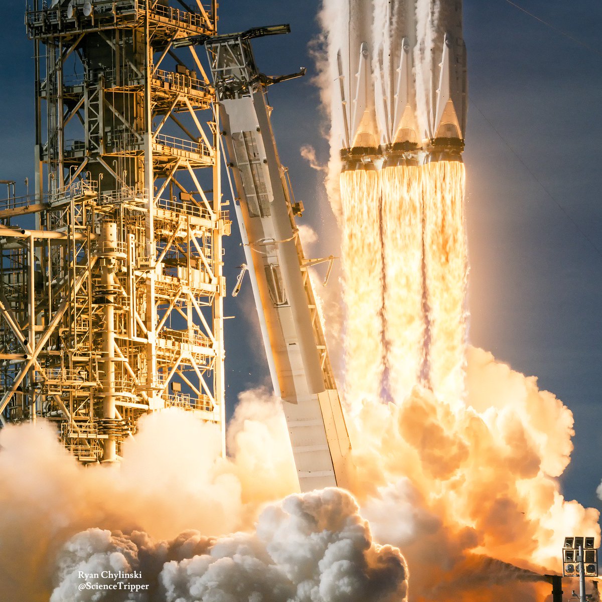 ryanchylinski's tweet image. #FalconHeavy wide liftoff shot from my remote camera 396m away - then we zoom in on LC-39A &quot;rainbirds&quot; in the lower right. Caught the moment of flow change at height clearance #SpaceX @elonmusk @SPACEdotcom @SpaceX