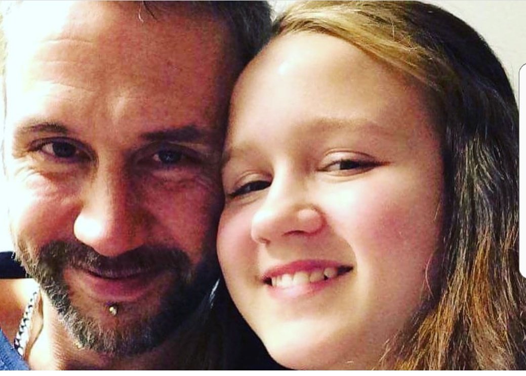 Det här är Clara och hennes pappa Glenn. Clara tog sitt liv när hon var 13 år. SPES arbetar för att förebygga självmord och stötta efterlevande. Ikväll samlar vi ihop pengar åt dem! Tack vare alla er är vi nu uppe i 93000 :- Var med du också!❤

Swish 1232266864 eller pg 370743-7