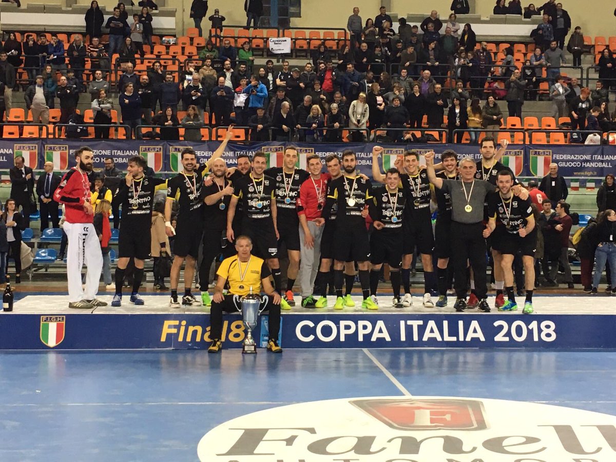 TgrRaiTrentino's tweet photo. #pallamano. Ecco il momento della premiazione del #Pressano che questa sera ha conquistato la #CoppaItalia battendo in finale il #Bolzano. https://t.co/hfiJViBNLT