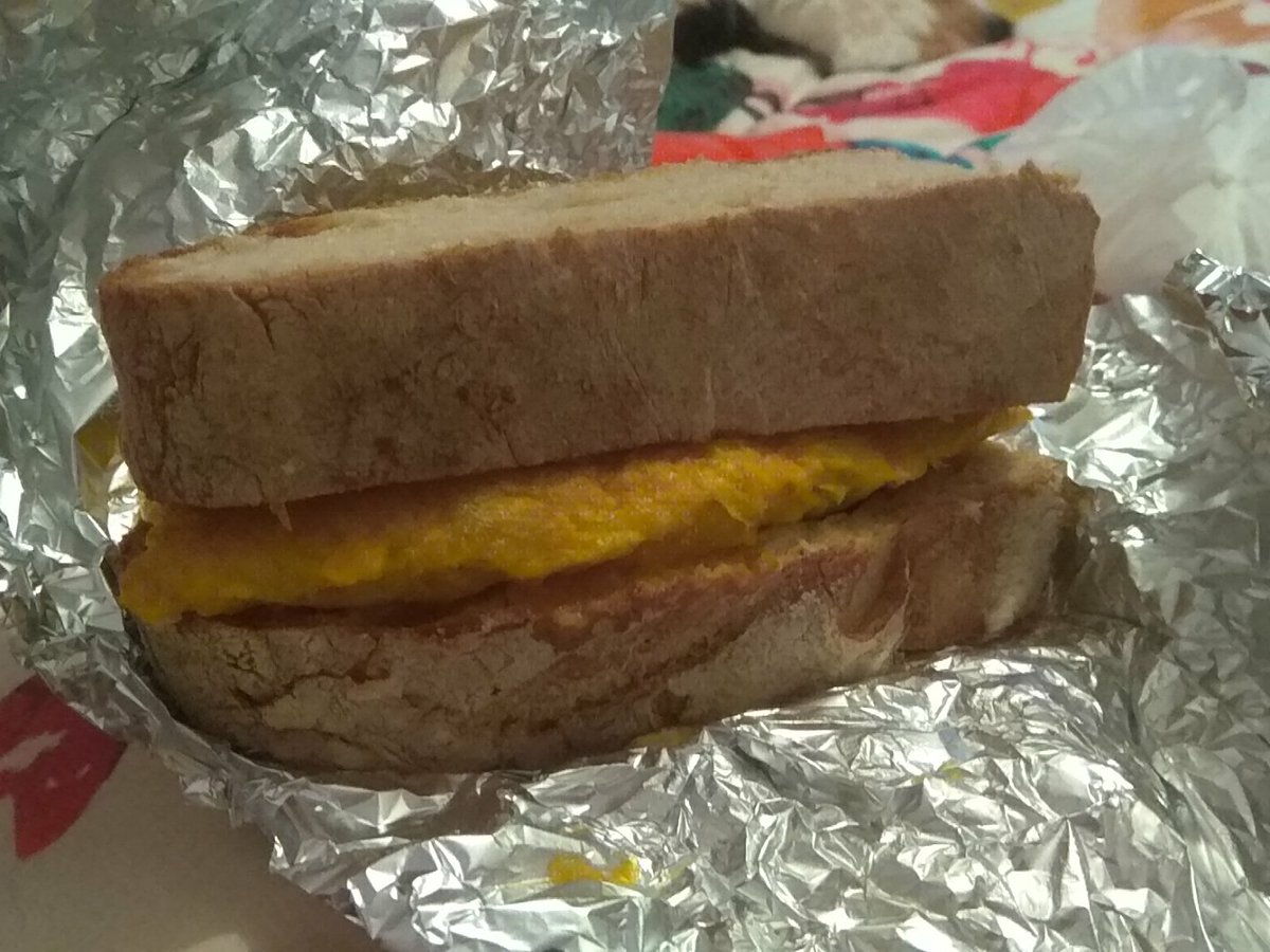 Me he pedido un bocata de tortilla y me traen esto, yo no sé cómo pretenden que le dé un bocado sin que me rompa la mandíbula...

XD
