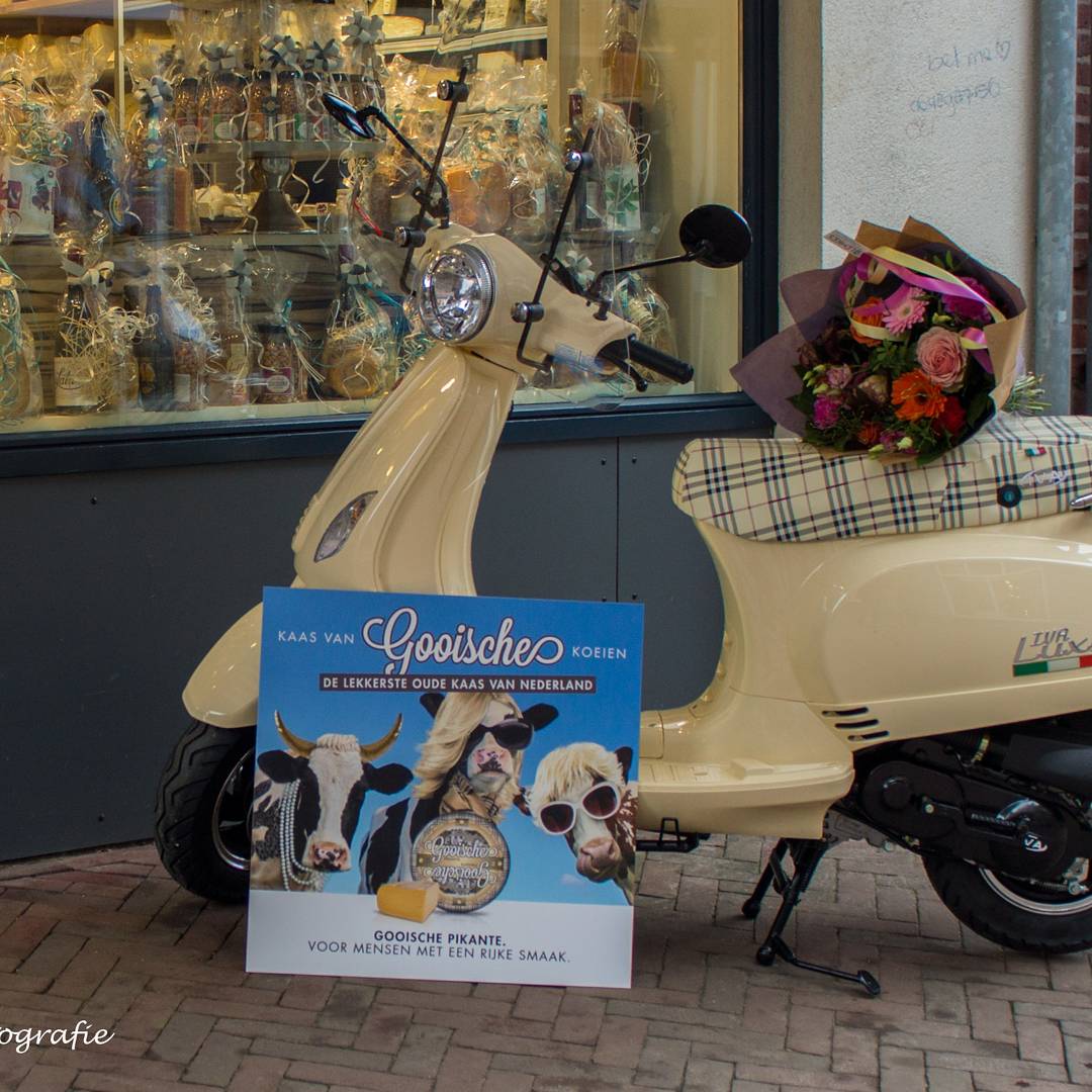 De winnaar heeft de scooter in ontvangst genomen. Maud Blenckers. Van harte gefeliciteerd.