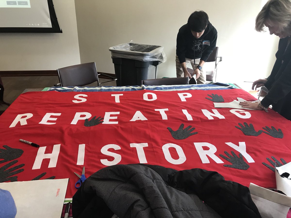 Youth make a protest banner for #dayofremembrance 2018 <a href="/ChicagoMuseum/">ChicagoHistoryMuseum</a> #proudofteens #leadership