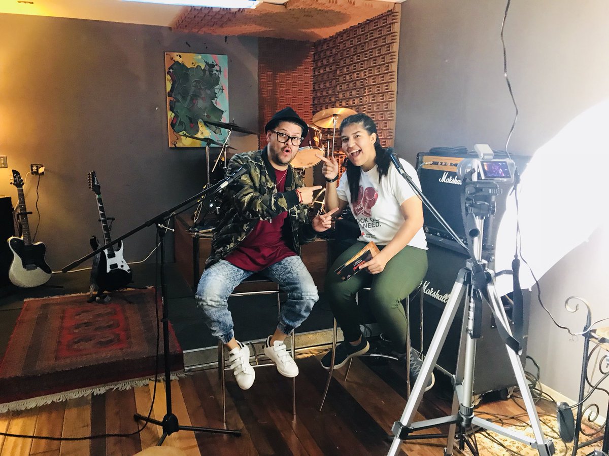 JCBarriosMusic's tweet photo. Es nuestra obligación ayudar a las nuevas generaciones . Por eso estoy con gusto ayudando a mi Sabrina #Lucia ; dándole una entrevista para su proyecto de la escuela de Films . Buena entrevista y hecharle ganas , vas por buen camino ! 
#JcbarriosMusic #BmsUniversal #LuciaPerez https://t.co/o8oPnF2Lte
