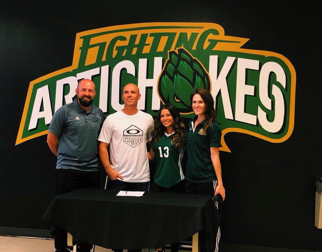 ArtichokeSoccer's tweet photo. We are excited to officially announce the signing of @alexisrileyy from @QCBulldogs to our women’s program | #GoChokes #SCCsoccer @ScottsdaleCC https://t.co/BfhMPglRrR